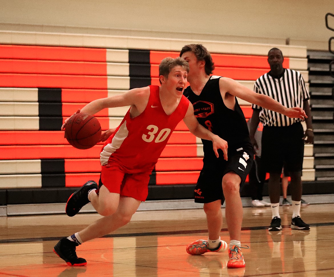 (Photo by KYLE CAJERO)
Sandpoint senior guard Kobe Banks drives baseline in the the Bulldogs&#146; 58-37 loss to West Valley on July 10.