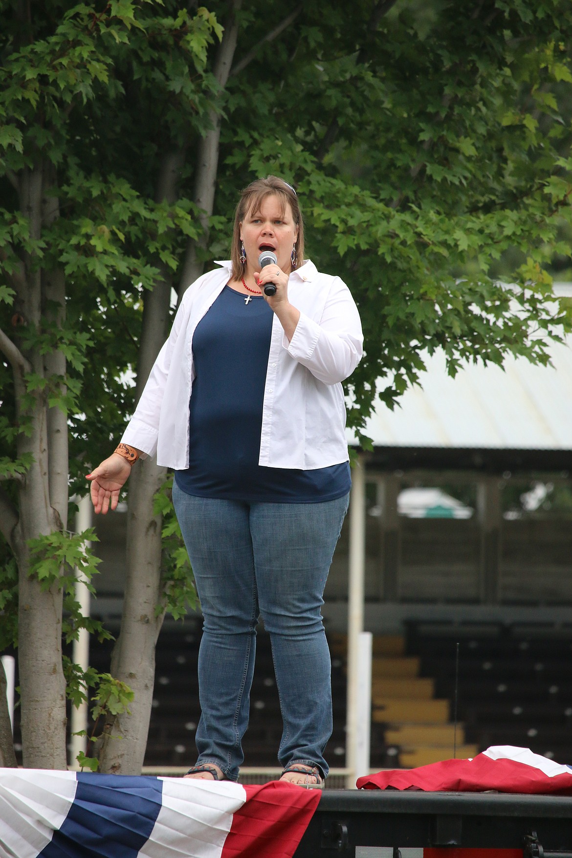 Photo by MANDI BATEMAN
Kristie Campbell singing the national anthem during the opeing ceremonies.
