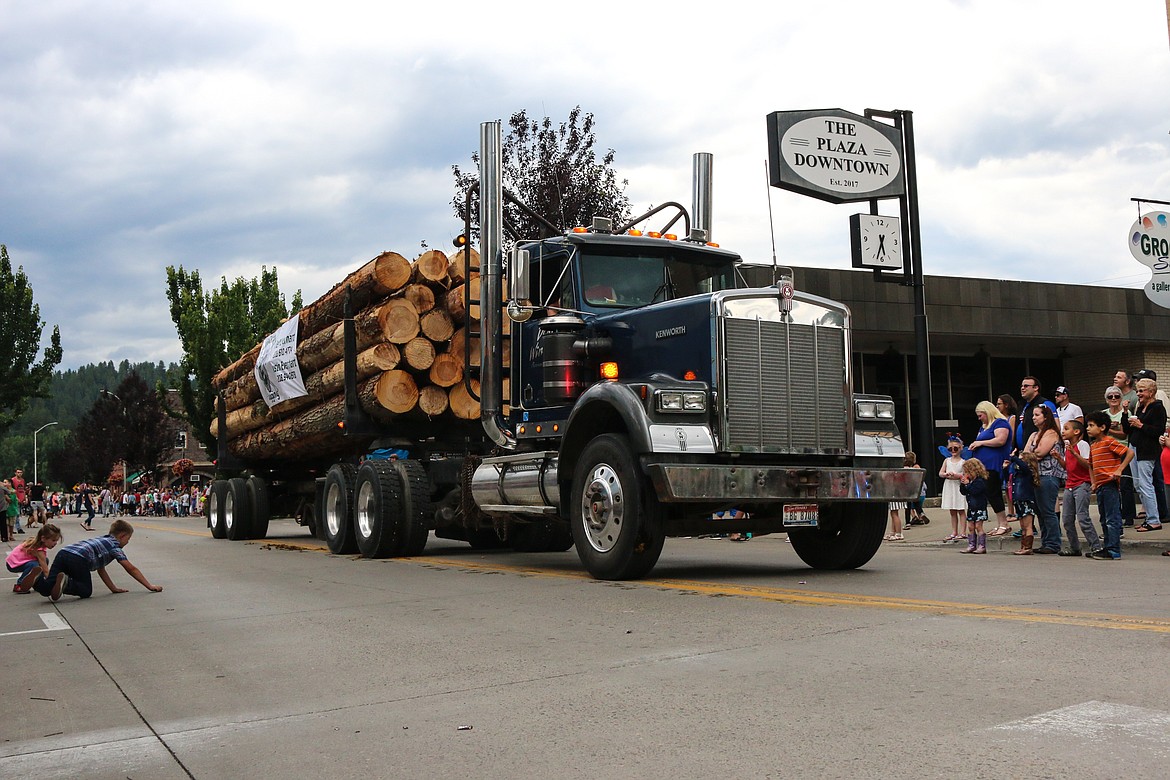 Photo by MANDI BATEMAN
Going for candy during the 2019 Fourth of July parade in Bonners Ferry.