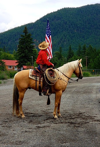 Photos by SANDY STEINHAGEN
Grand marshal John Kellogg on his palomino horse.