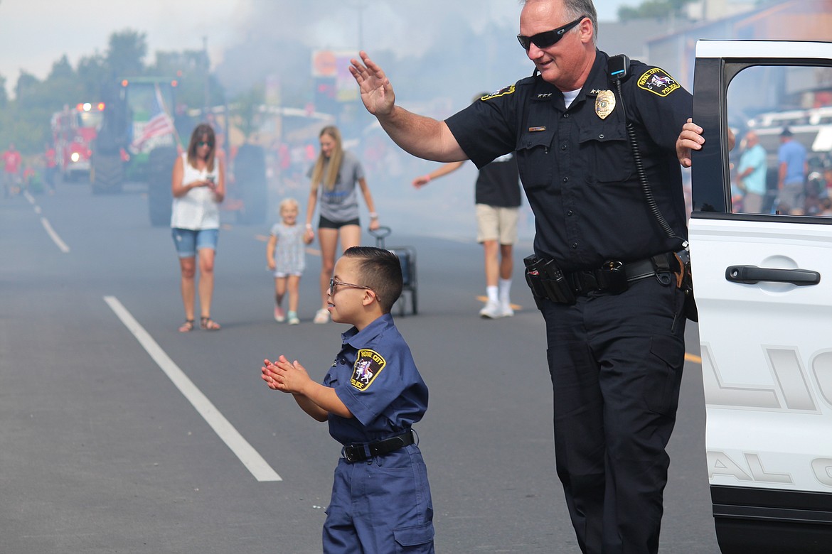 Cheryl Schweizer/Sun Tribune
Chief for a Day Brian Carmona (left) and Royal City Police Chief Daran Smith wave to the crowd during the parade.