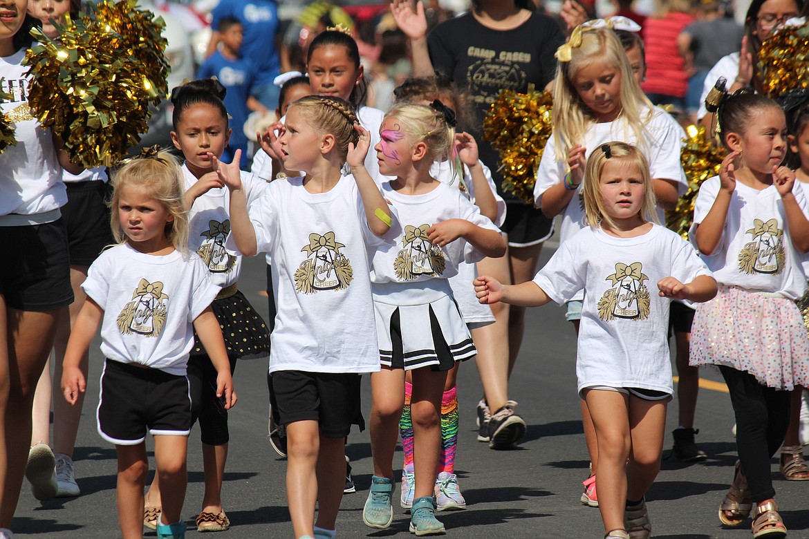 Cheryl Schweizer/Sun Tribune
Cheer camp participants cheer on the Royal High School Knights during the Royal City Summerfest parade.