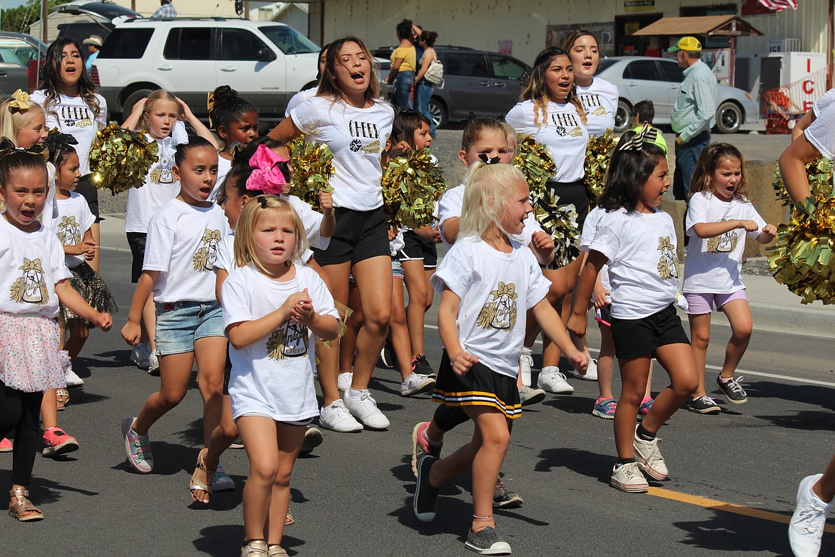 Cheryl Schweizer/Sun Tribune
Cheer camp participants cheer on the Royal High School Knights.