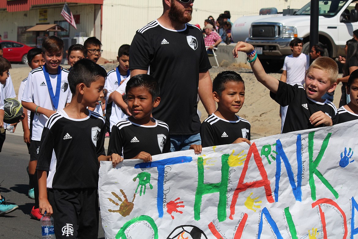 Cheryl Schweizer/Sun Tribune
Royal City soccer players wave to the crowd.