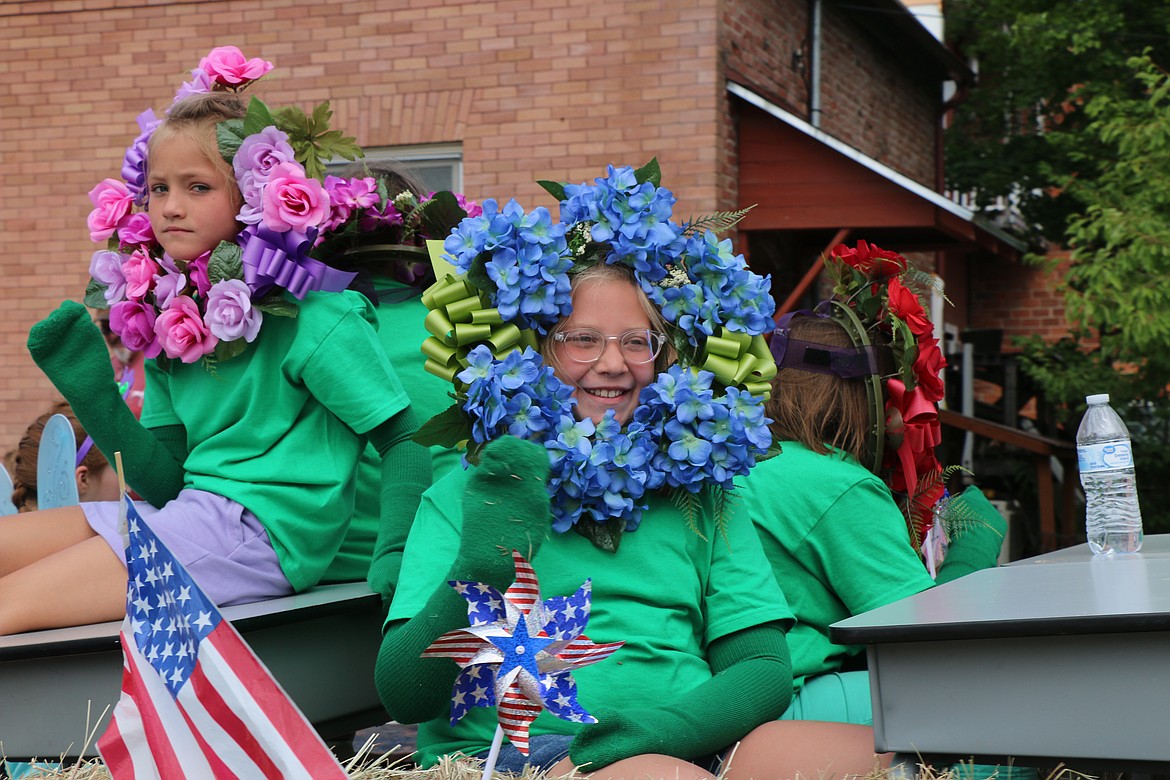 (Photo by CAROLINE LOBSINGER)
A pair of youngsters have fun during the 2019 Priest River Timber Days parade on Saturday.