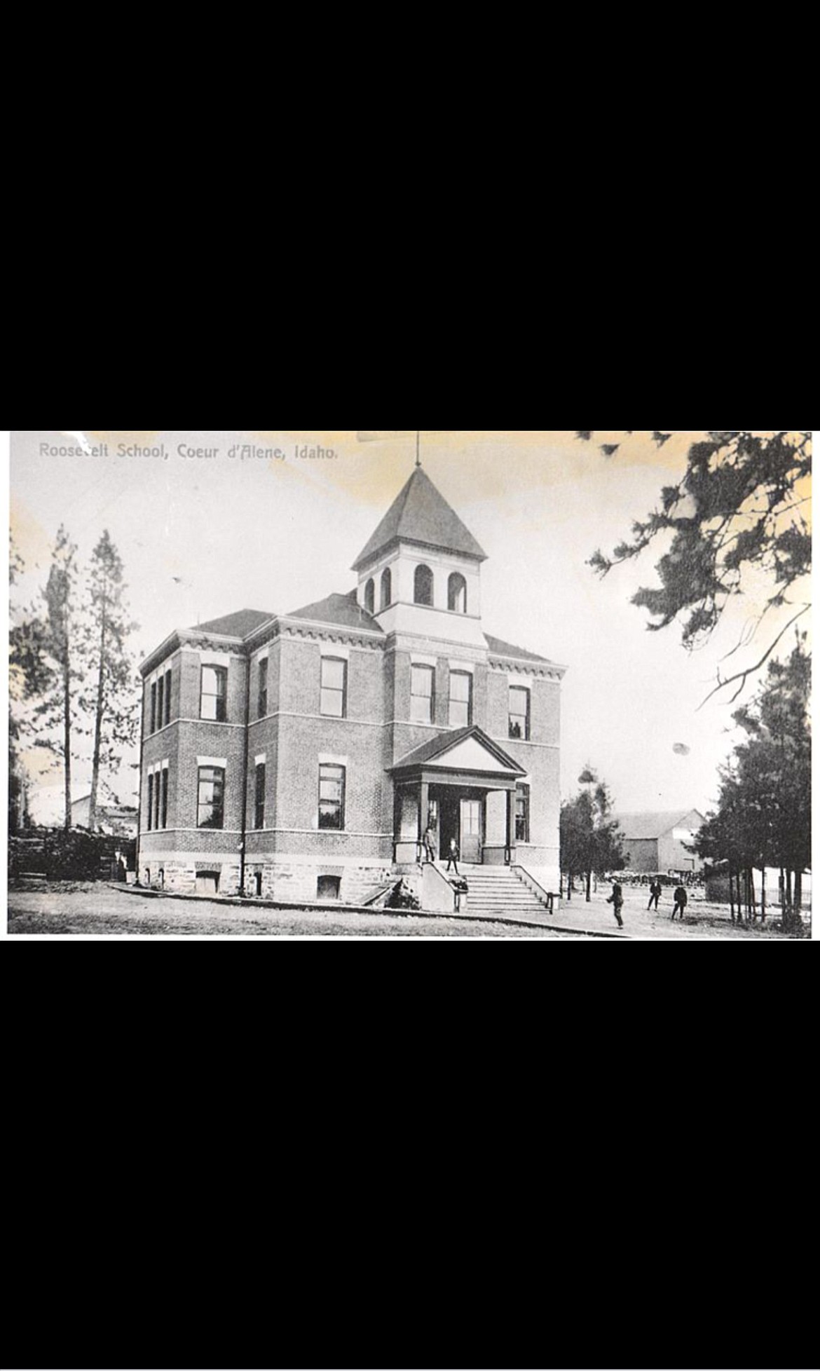 The Roosevelt School on Wallace Avenue, built in 1905, is now a popular bed-and-breakfast. [Sources: Yelp and Wikipedia (historic)]