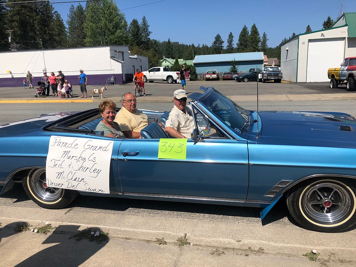 Photo by JENNY DUCE
Parade Grand Marshals Shirley and Ted McClain crusie through town with the help of Del Swan at the wheel.