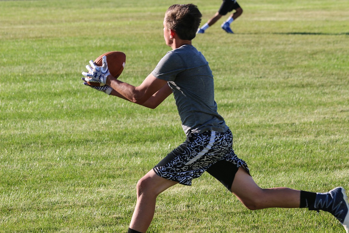 Walker Henslee catches a pass during practice.