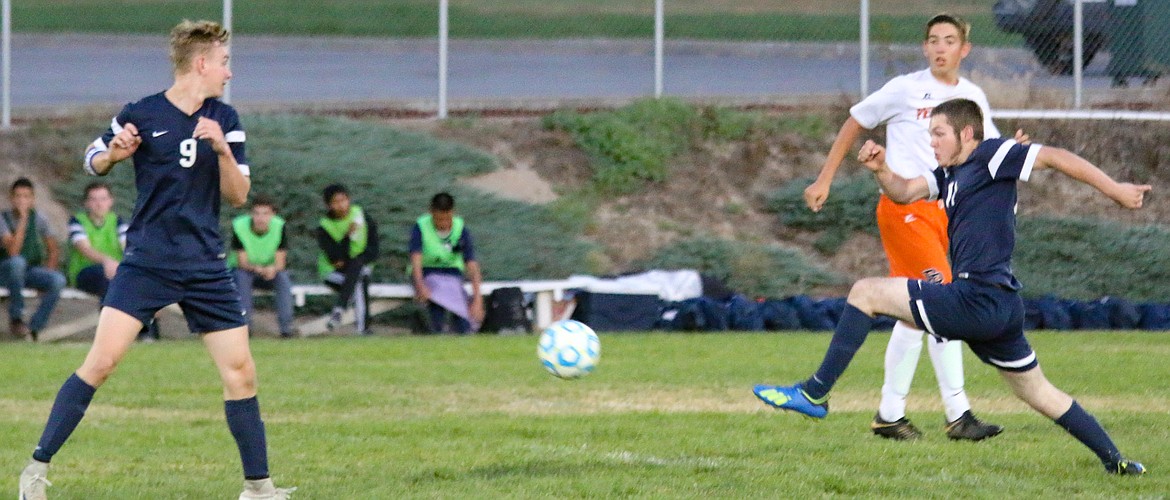 Photo by MANDI BATEMAN
Cody Kerstiens charging down the field after the ball.