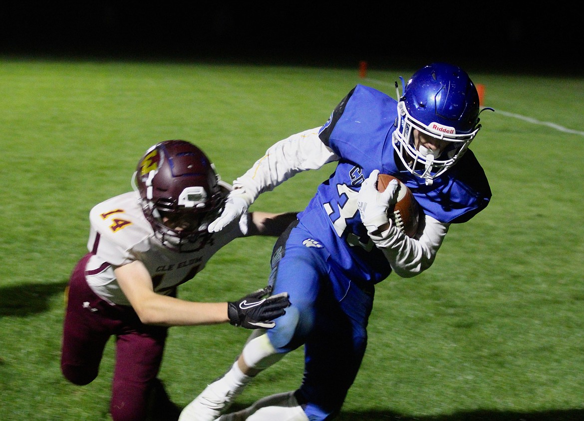 Casey McCarthy/Columbia Basin Herald Warden&#146;s Tyson Wall pulls down the catch in the second half of the Cougars&#146; 56-0 win against Cle Elum-Roslyn on Friday.