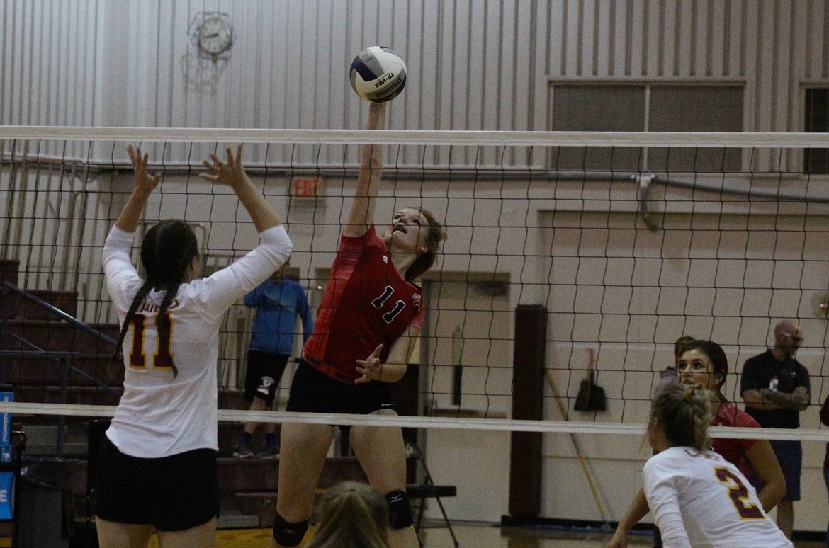 Casey McCarthy/ Sun Tribune
Othello&#146;s Alyssa Freeman goes for the kill against Moses Lake.