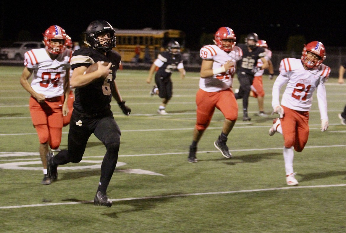 Casey McCarthy/ Columbia Basin Herald Royal&#146;s Derek Bergeson runs down the sideline during the 49-0 victory for the Knights on Friday.