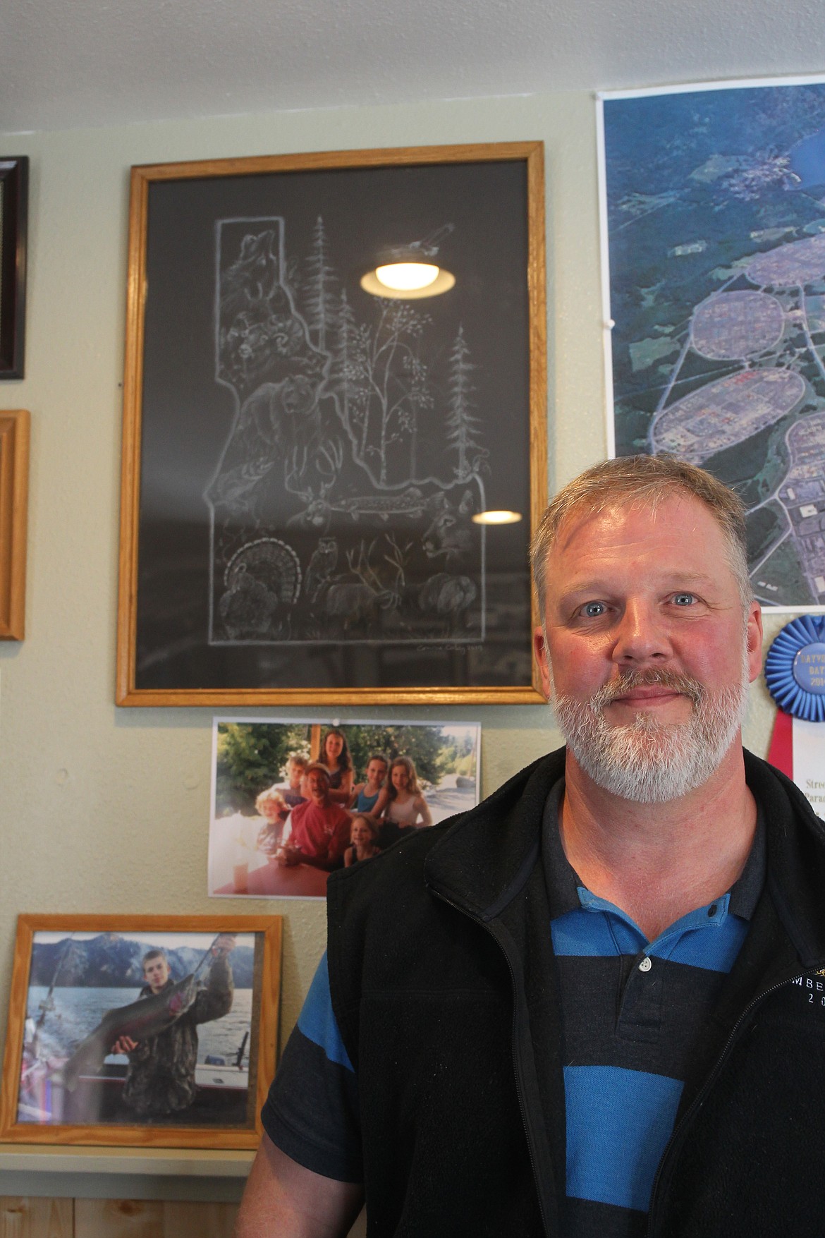 CRAIG NORTHRUP/Press
Will Stafford, president of the Bayview Chamber of Commerce, displays the winning artwork imprinted on the Bayview Daze 2019 commemorative T-shirt.