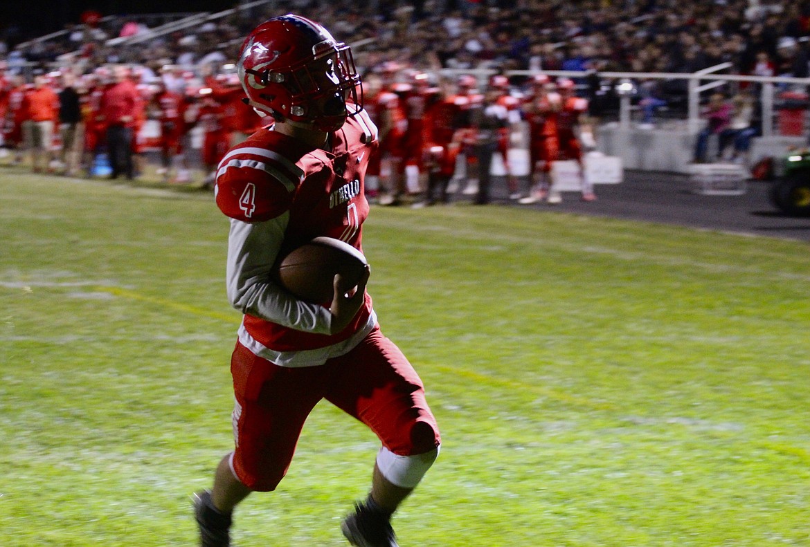 Casey McCarthy/Columbia Basin Herald Isaac Barragan runs in to score for the Huskies on Friday night, as Othello went on to win 27-8 over Ephrata.