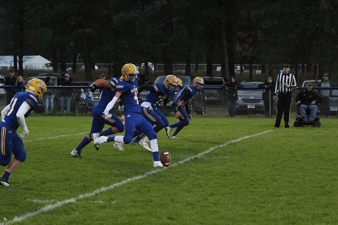 CARSON ALEXANDER about to kick the ball off to Flint Creek, last Friday night. (John Dowd/Clark Fork Valley Press)