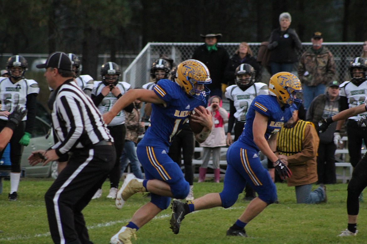 TREY FISHER squeezing through Flint Creek&#146;s line for a touchdown, last Friday night. (John Dowd/Clark Fork valley Press)
