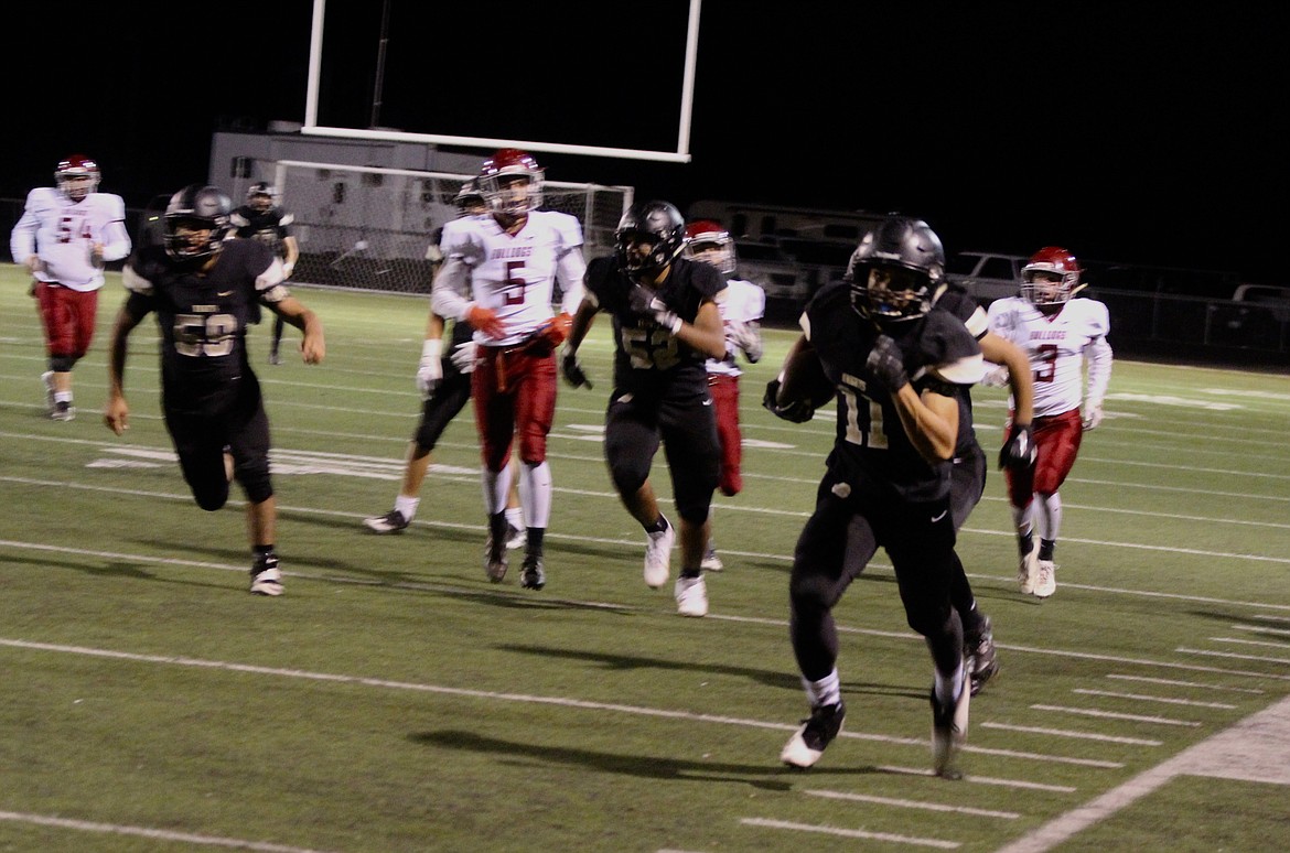 Casey McCarthy/ Columbia Basin Herald Royal's Aldo Farias runs down the sideline to score as time expires in the first half on Friday night.