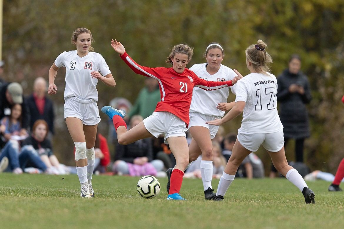 (Photo courtesy of JASON DUCHOW PHOTOGRAPHY)
Sophomore midfielder Piper Frank fires a shot between a trio of Moscow defenders during the match Wednesday.