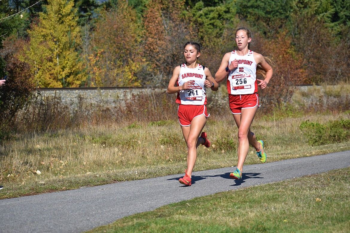 (Photo by DYLAN GREENE)
Seniors Bionce Vincent (left) and Paige Davidson race side-by-side during the William Johnson Sandpoint Invitational on Saturday at Travers Park.