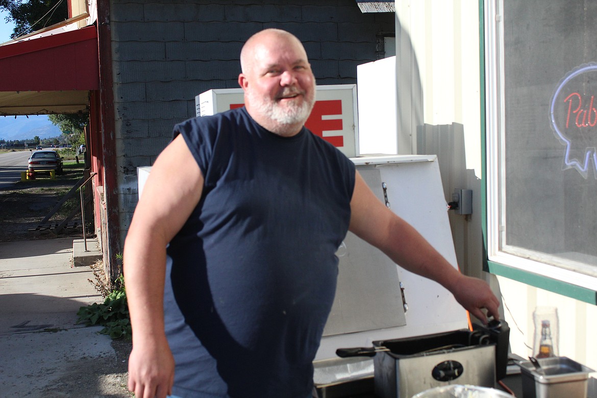 DARiN KING cooking hush puppies. (John Dowd/Clark Fork Valley Press)