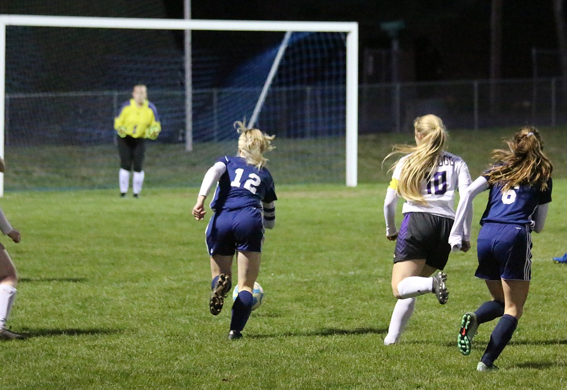 Photo by MANDI BATEMAN
Junior Emma Pinkerton racing for the goal.