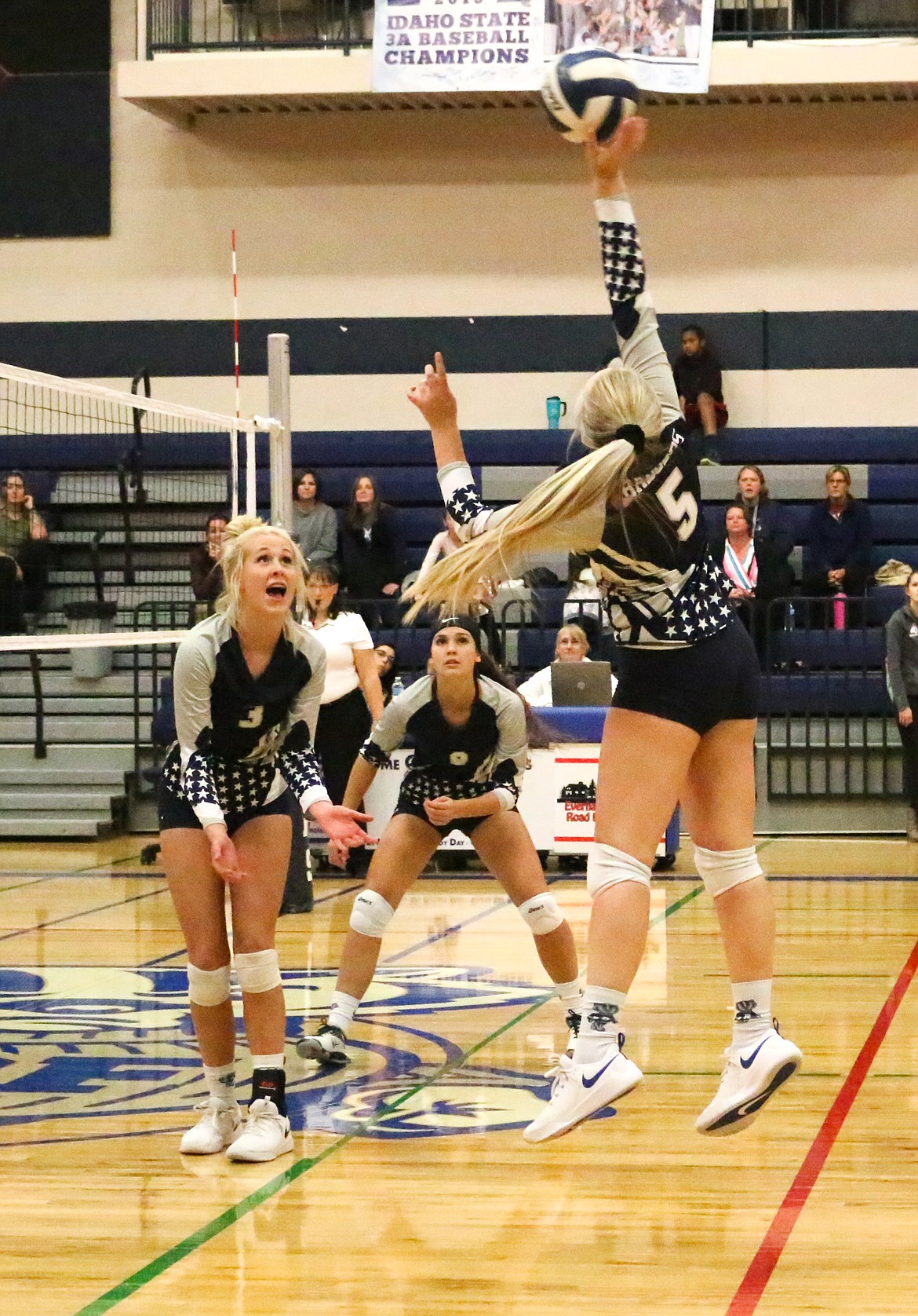 Photo by MANDI BATEMAN
Senior Kae Hilliard-Dodge with the ball.