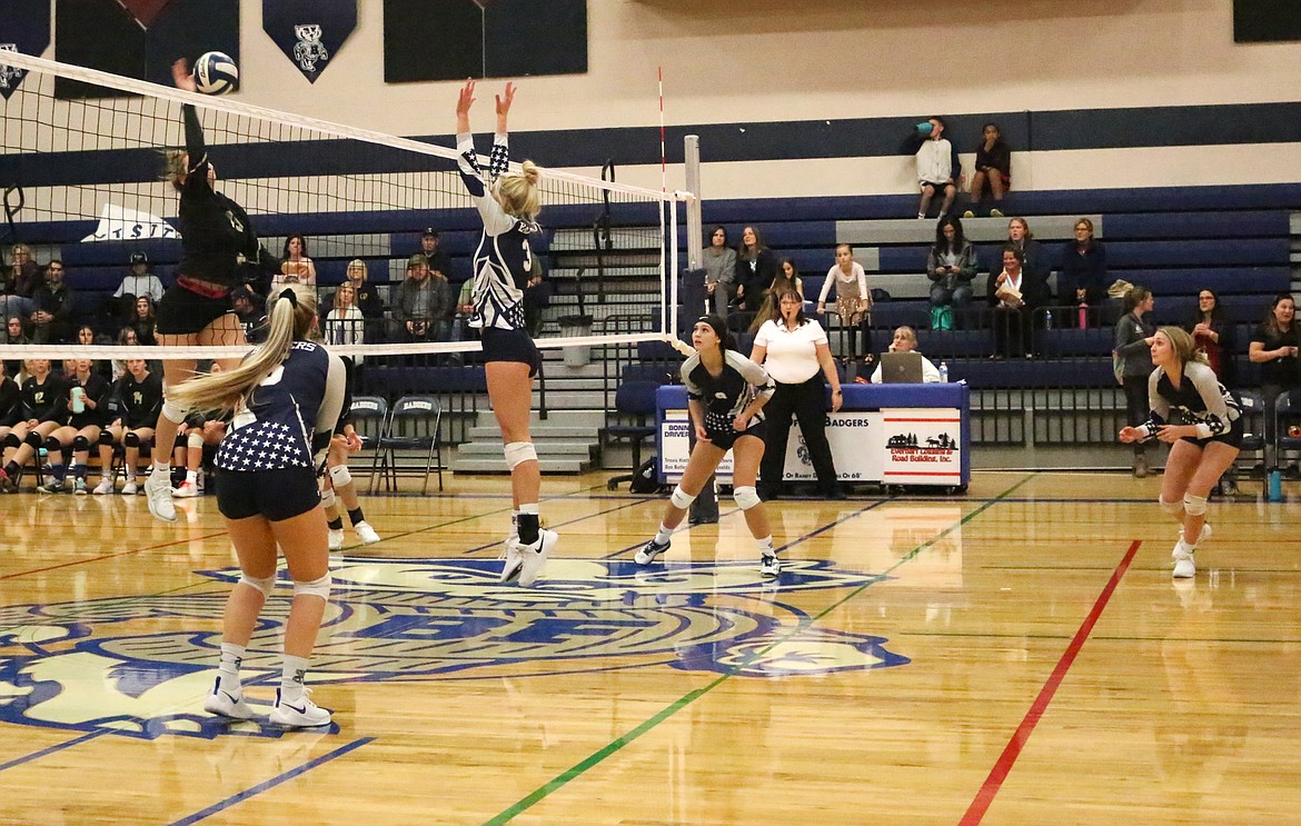 Photo by MANDI BATEMAN
Junior Avery Pluid at the net.