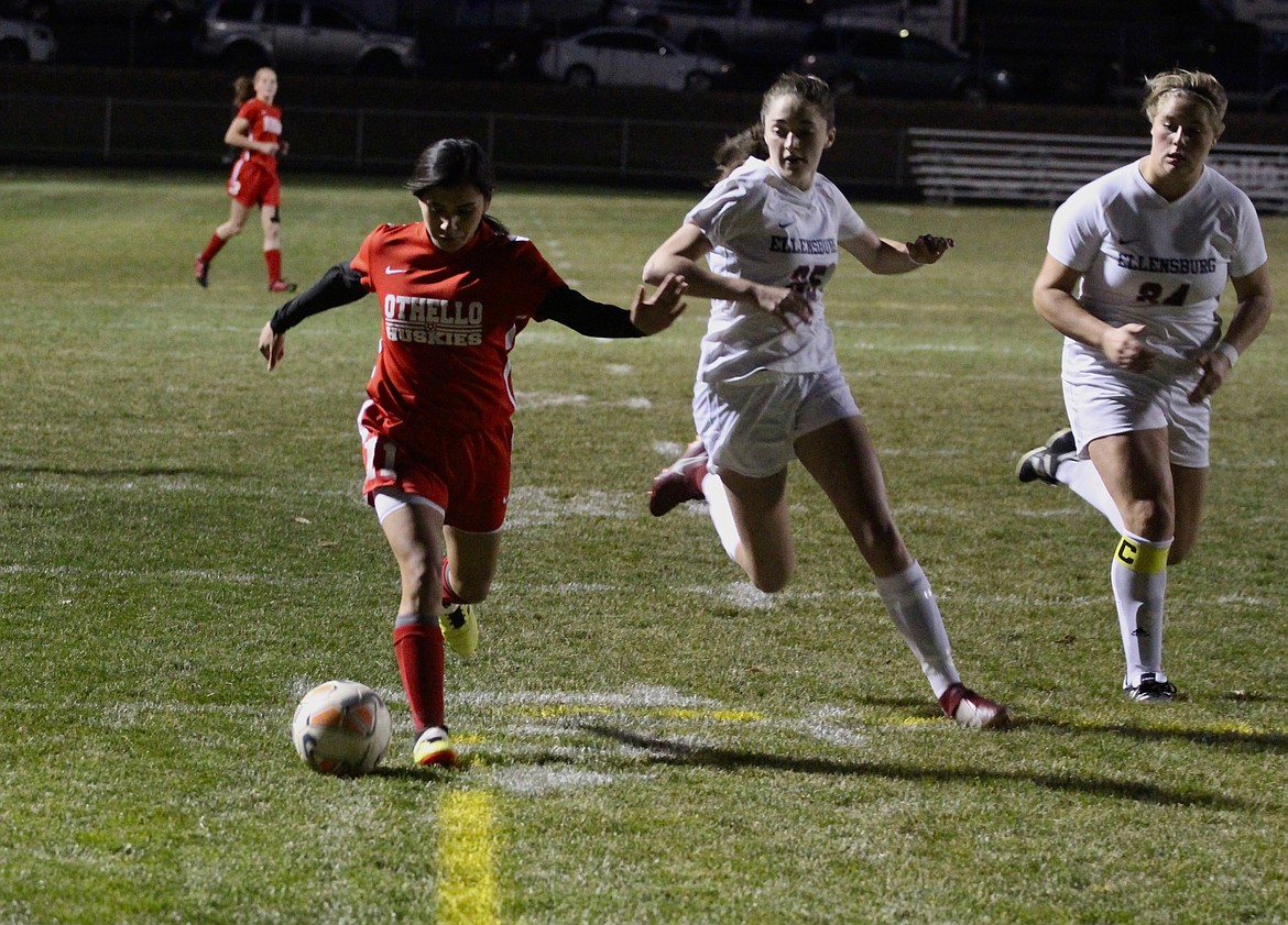 Casey McCarthy/Sun Tribune
Sophomore Hailee Guzman drives toward the goal in the first half against Ellensburg. The Huskies fell 1-0 in their final game of the regular season.