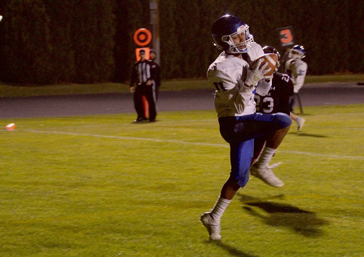 Casey McCarthy/Columbia Basin Herald Edgar Hernandez comes down with the touchdown catch, pulling in four on the night for the Cougars.