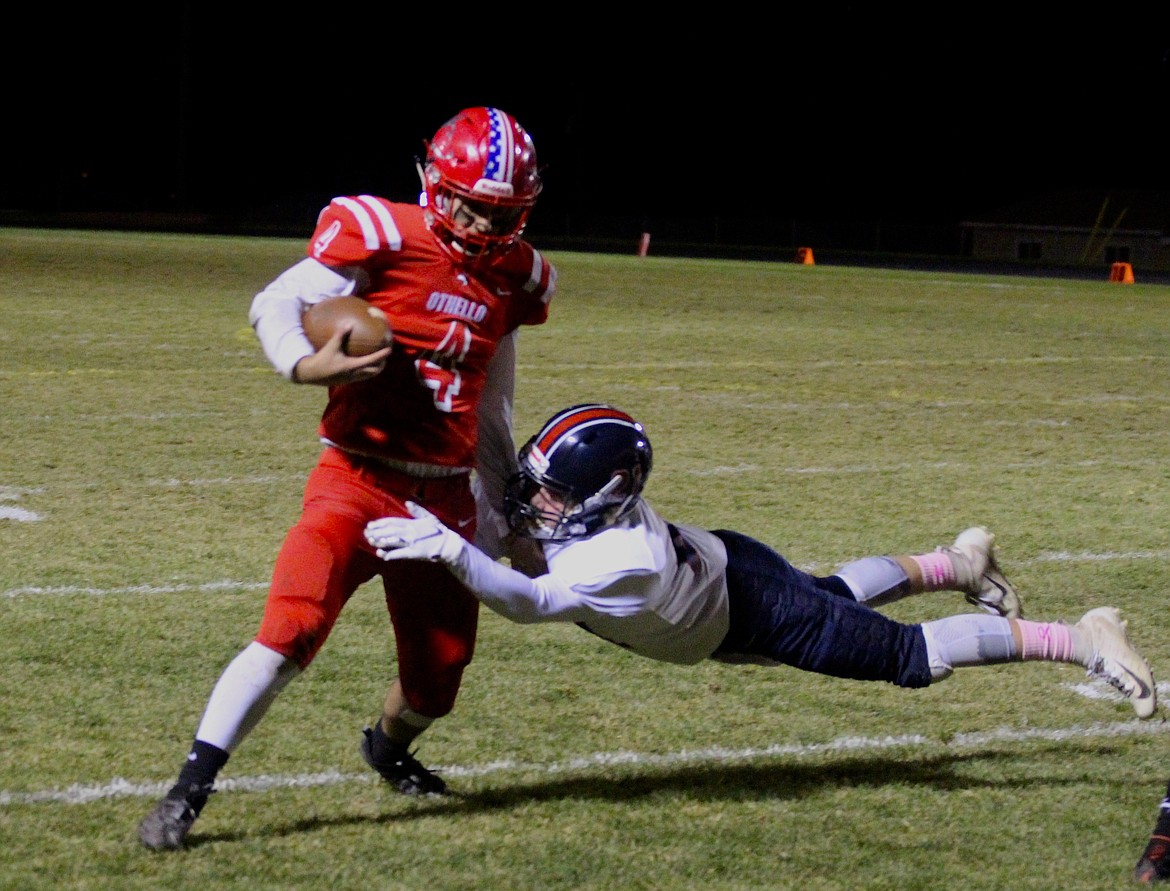 Casey McCarthy/Columbia Basin Herald Othello's Isaac Barragan tries to shake off the Ellensburg defender as he rushes forward for the Huskies.