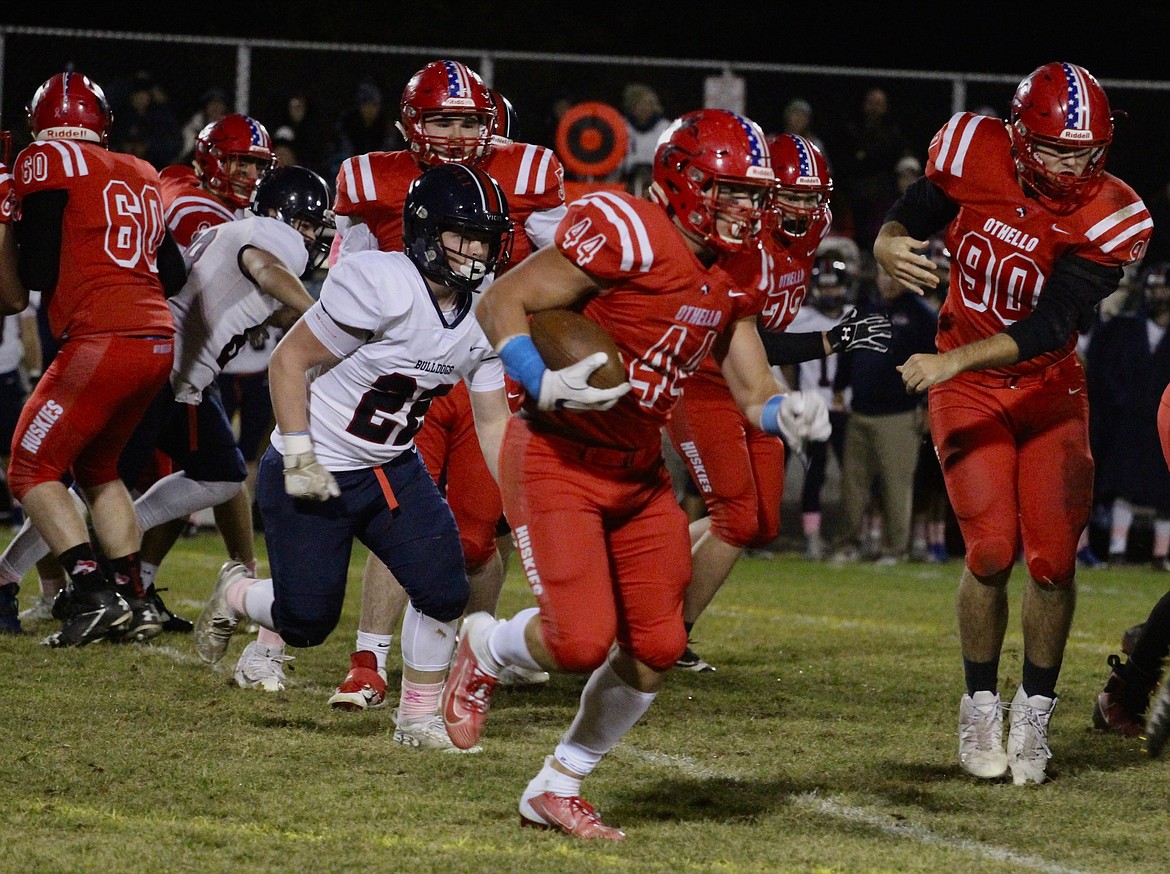 Casey McCarthy/Columbia Basin Herald Othello's Isaiah Perez carries to the outside for the Huskies on Friday night.