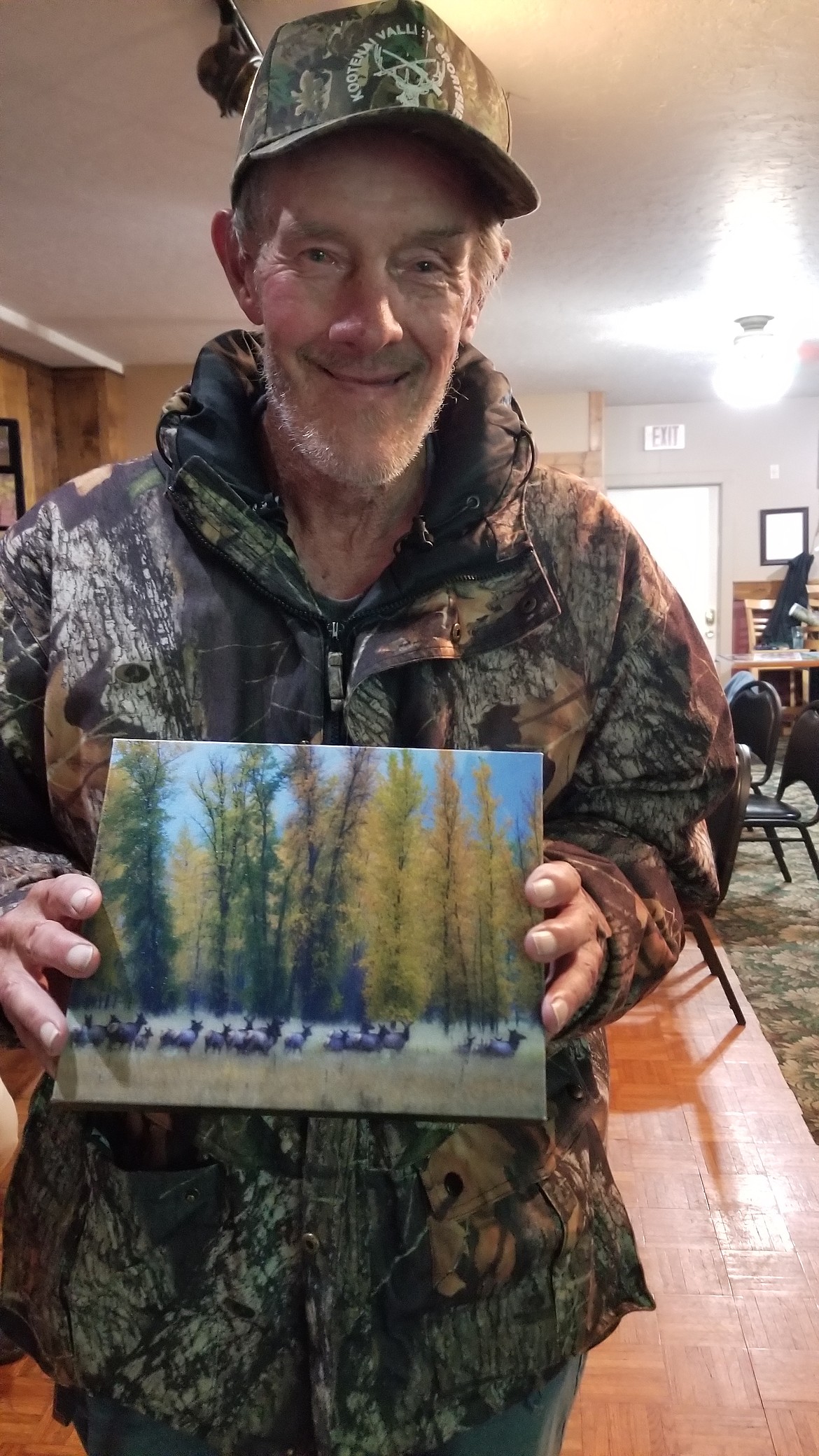 Photo by MANDI BATEMAN
Arthur Spencer with the door prize he received at the meet and greet.