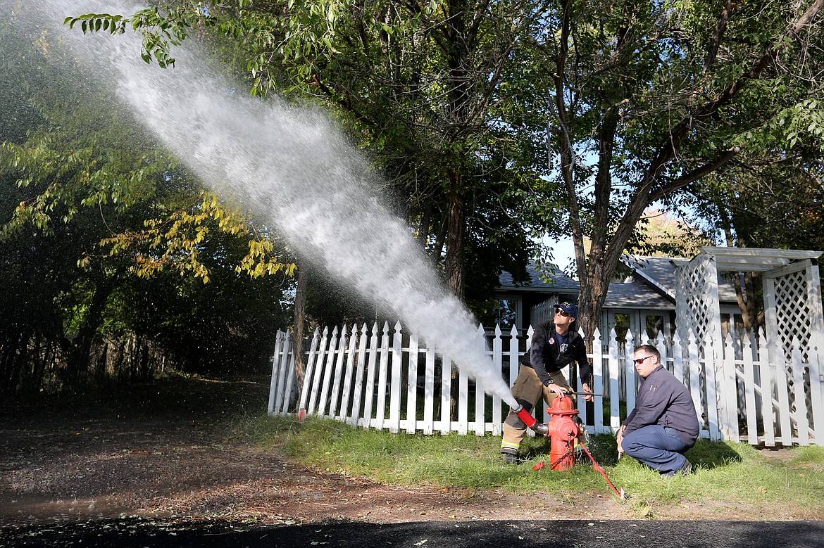 Photos by Mackenzie reiss | Bigfork Eagle
Bigfork Fire Department firefighter/paramedic Jordan Lynch and firefighter/EMT Jackson Corne test a fire hydrant in a Bigfork neighborhood on the afternoon of Oct. 11.