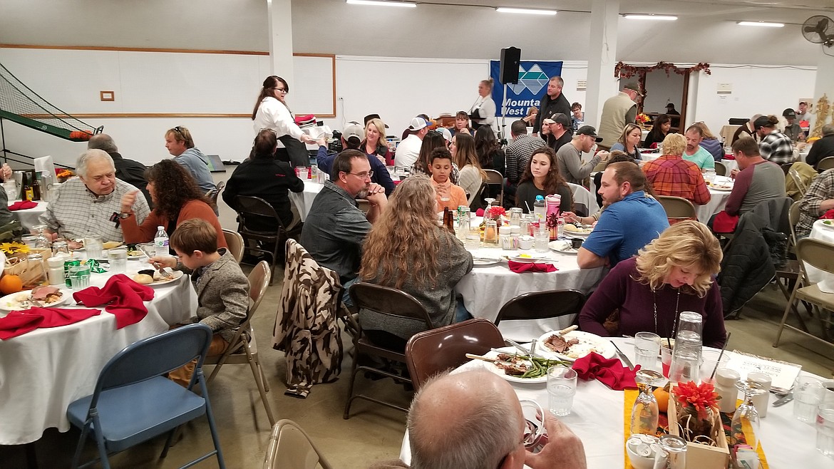 Photo by MANDI BATEMAN
People enjoyed dinner during the Ducks Unlimited fundraiser.