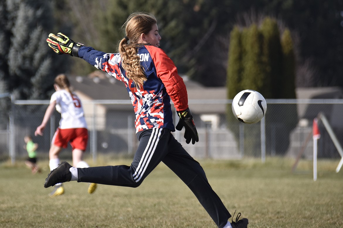 Photo by SUZI ENTZI
Thorns North FC 08 Girls Red goalkeeper Adysen Robinson boots the ball away in a game vs. Reign Pre-Academy.