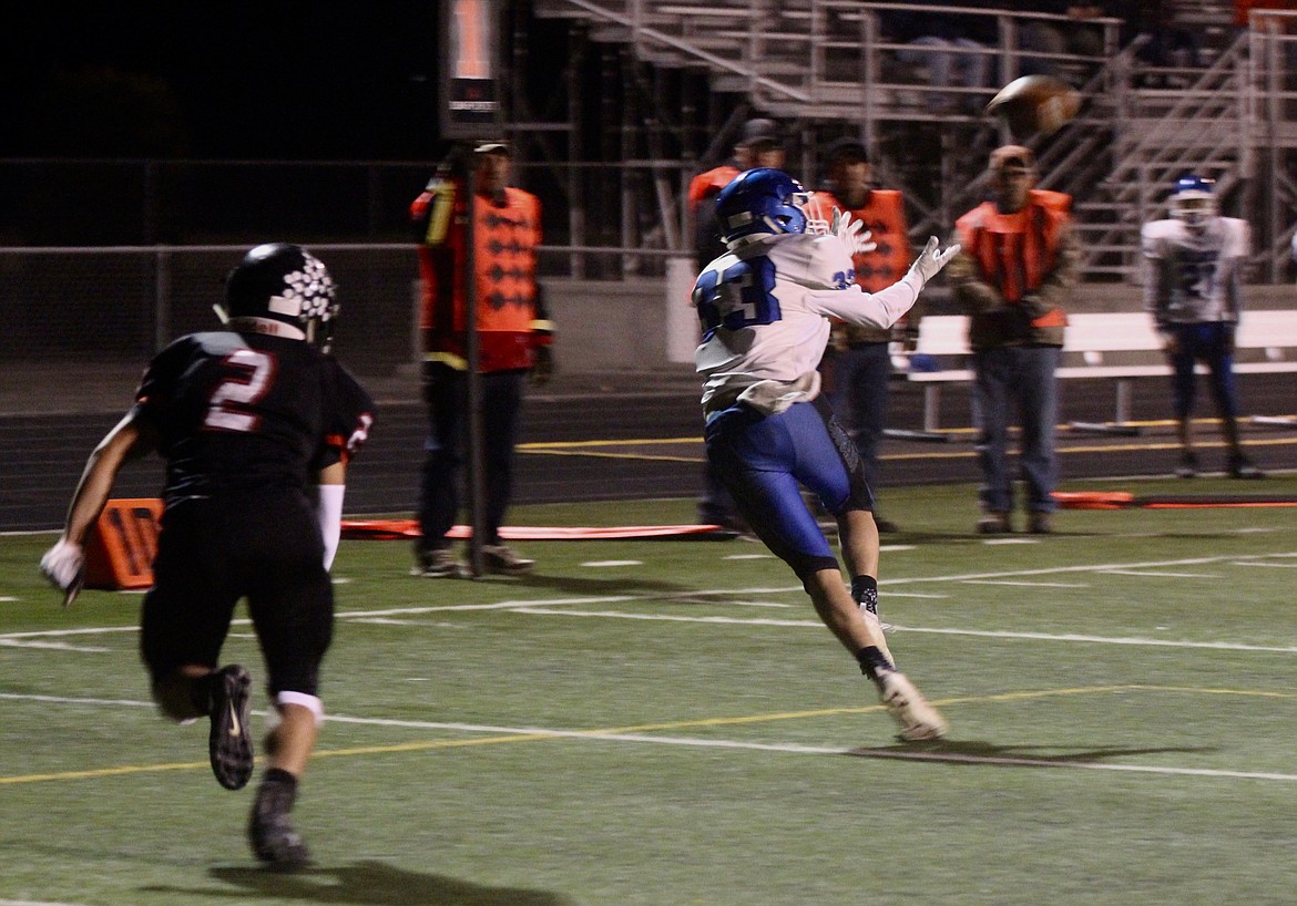 Casey McCarthy/Columbia Basin Herald  Warden&#146;s Tyson Wall makes the catch against River View on Monday night in the Kansas City Tiebreaker to determine seeding for the postseason.