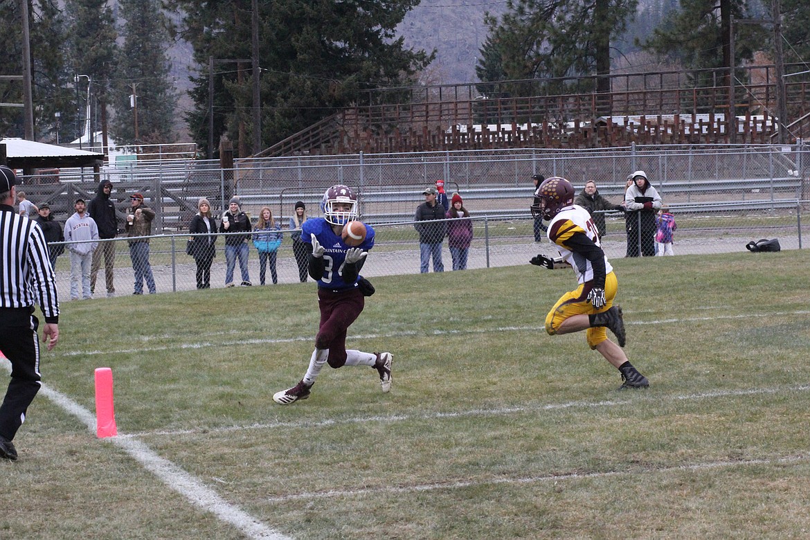 Clark Fork's Jake Calloway (34) hauls in a first half TD pass from Bryan Mask. The Mountain Cats rolled past Shelby, 58-21. (Chuck Bandel/Mineral Independent)