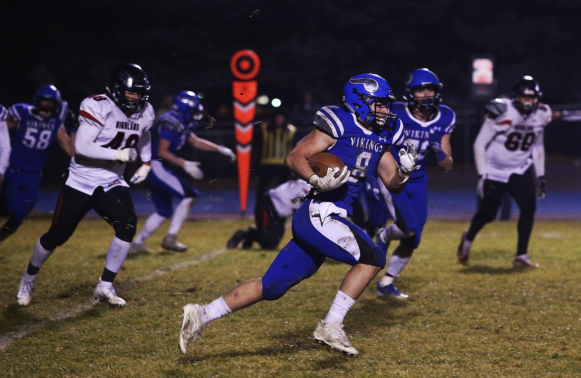 Coeur d&#146;Alene running back Trent Elstad rushes upfield against Highland.