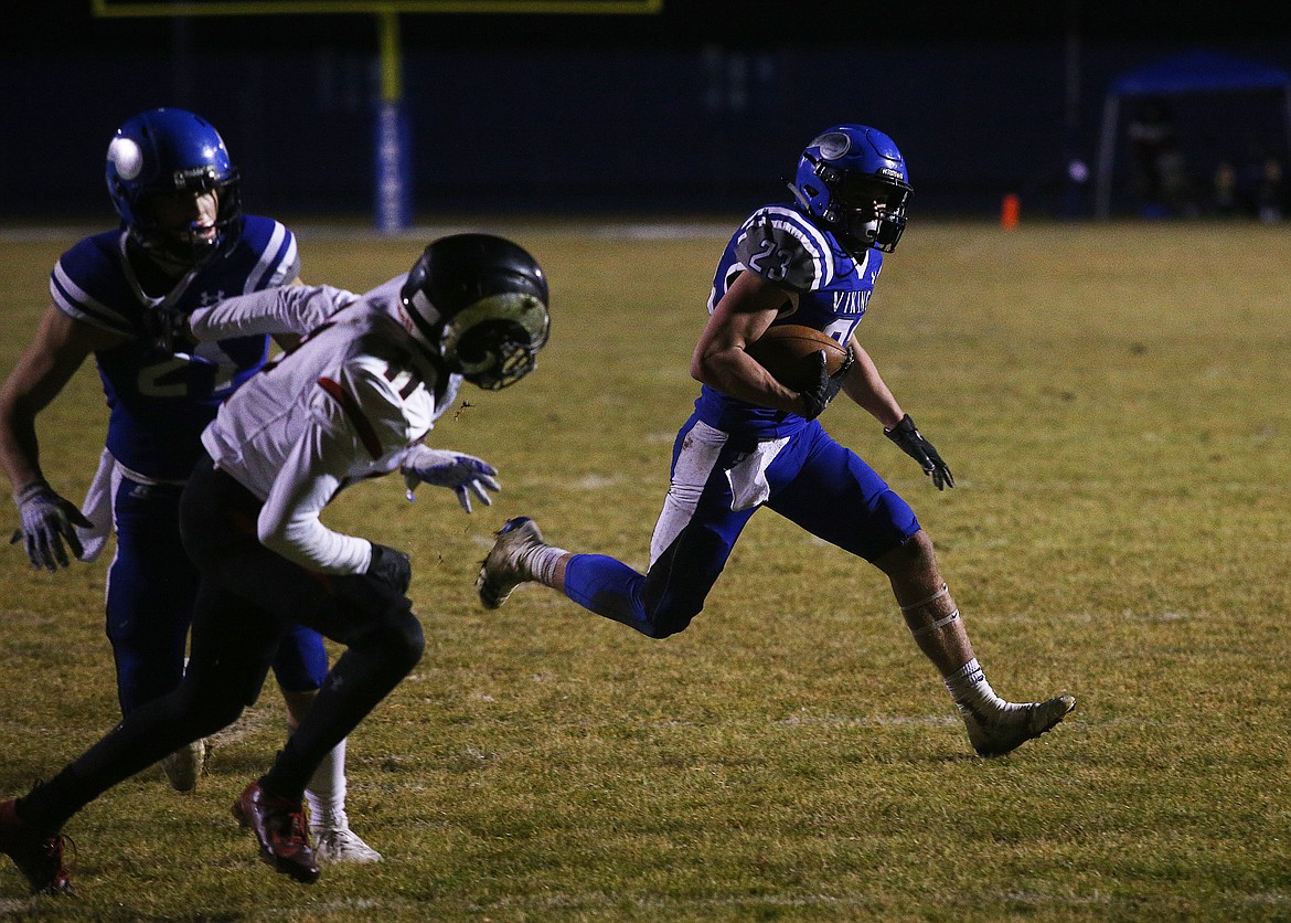 Coeur d&#146;Alene&#146;s Gunner Giulio runs around the edge of Highland&#146;s defense.