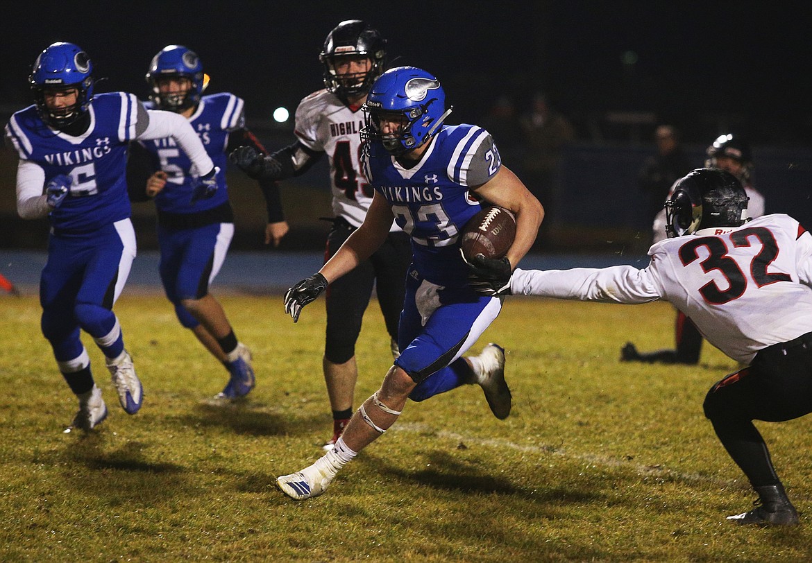 Coeur d&#146;Alene&#146;s Gunner Giulio runs the ball upfield against Highland.