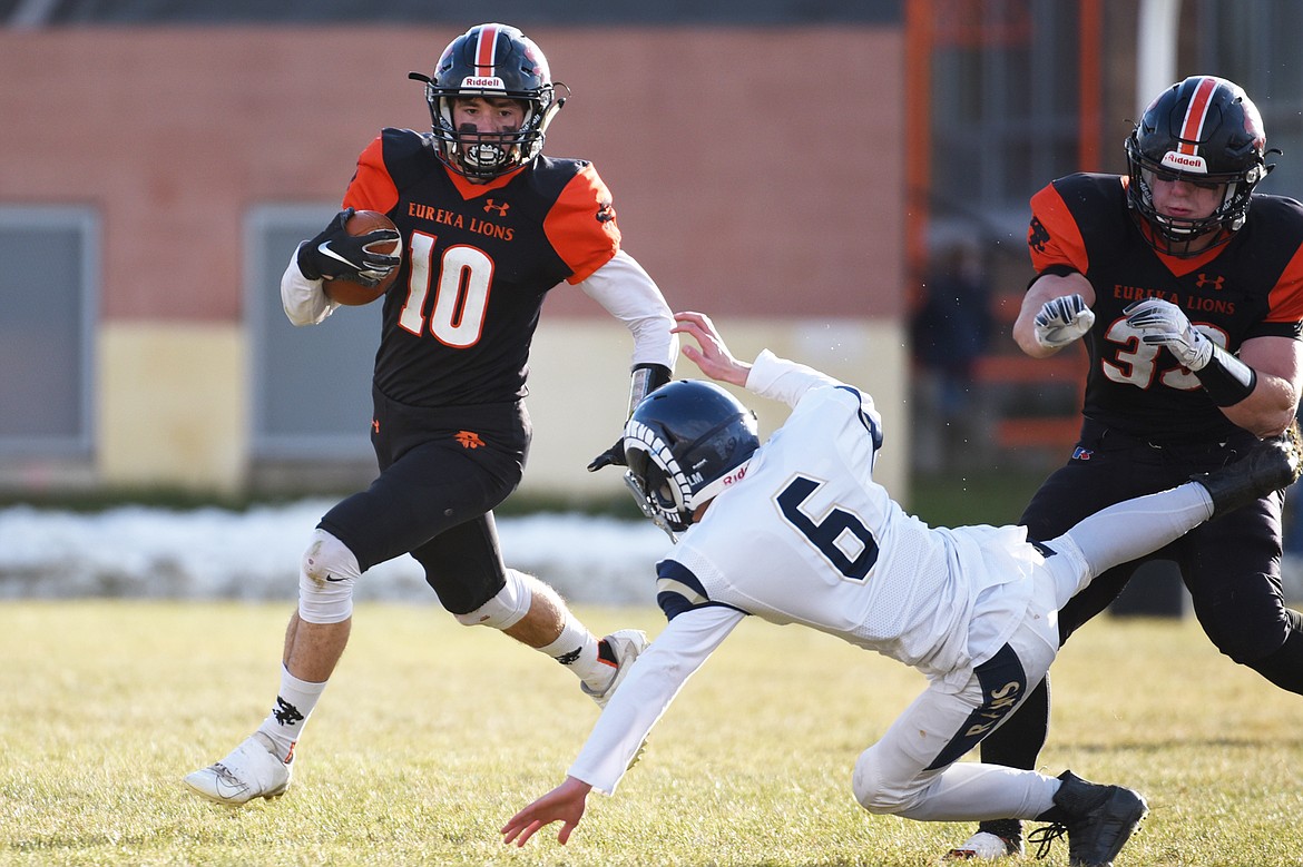 Eureka wide receiver Austin Sartori (10) takes a handoff and looks for room to run in the third quarter against Red Lodge in the State Class B semifinal at Lincoln County High School in Eureka on Saturday. Eureka won, 39-35. (Casey Kreider/Daily Inter Lake)