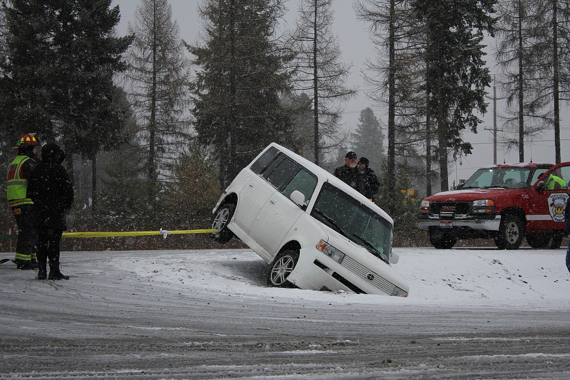 Photo by TONIA BROOKS
During the initial hours of the Tuesday, Nov 12, snowfall, numerous slideoffs were reported throughout Boundary County. No one was injured in this one which occurred near Yoder&#146;s Market.