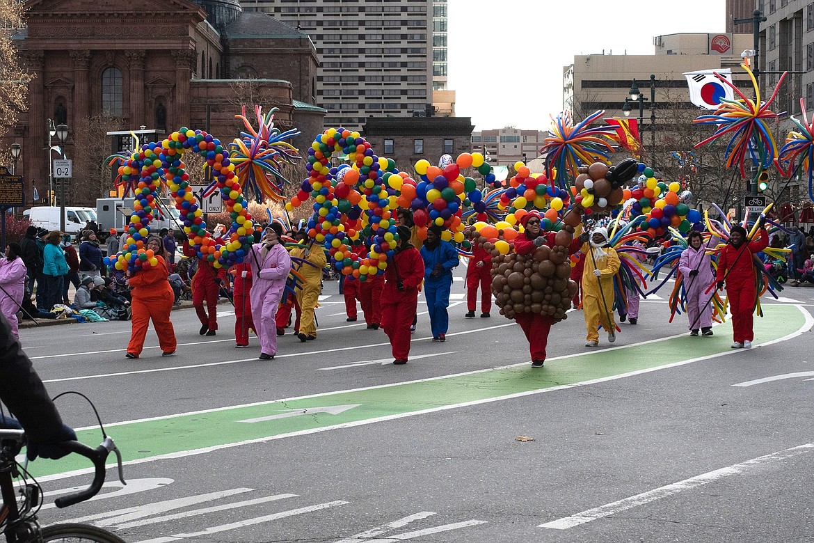 A &#147;100&#148; made of balloons leads the parade down the Benjamin Franklin Parkway. (JIM MOWREADER/Press)