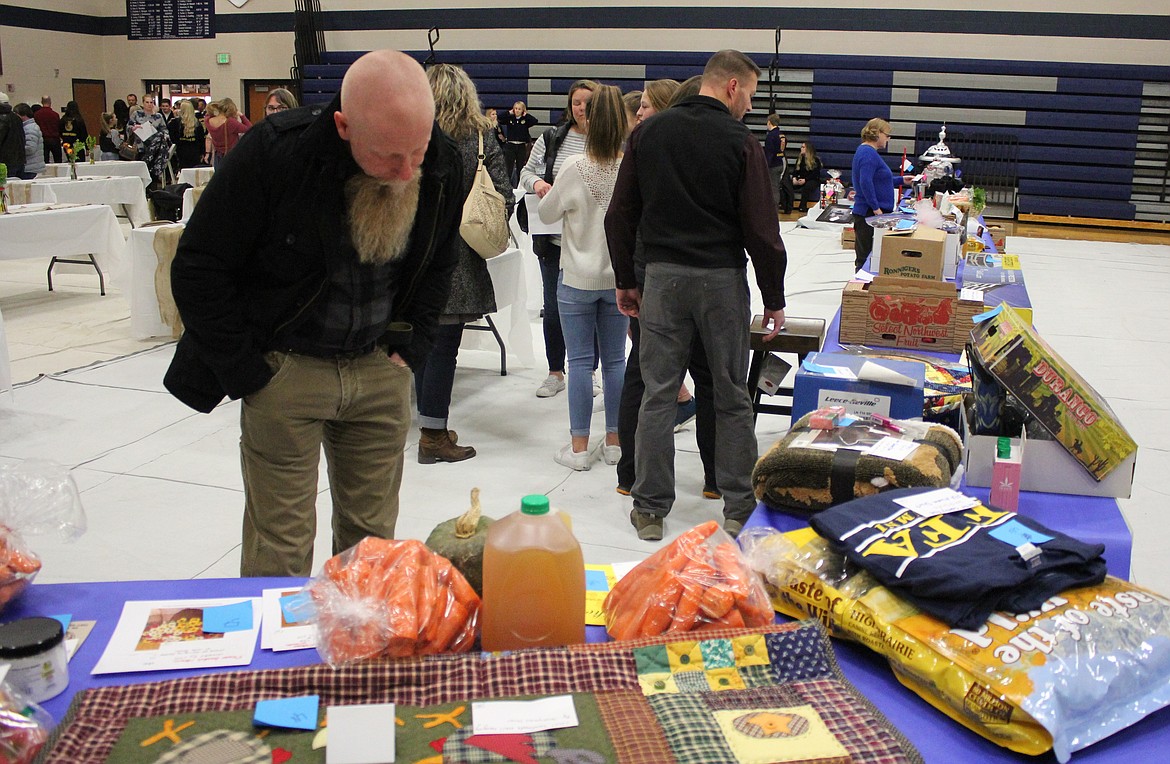 Photo by TONIA BROOKS
Guests get a good look at the items up for auction prior to the start.