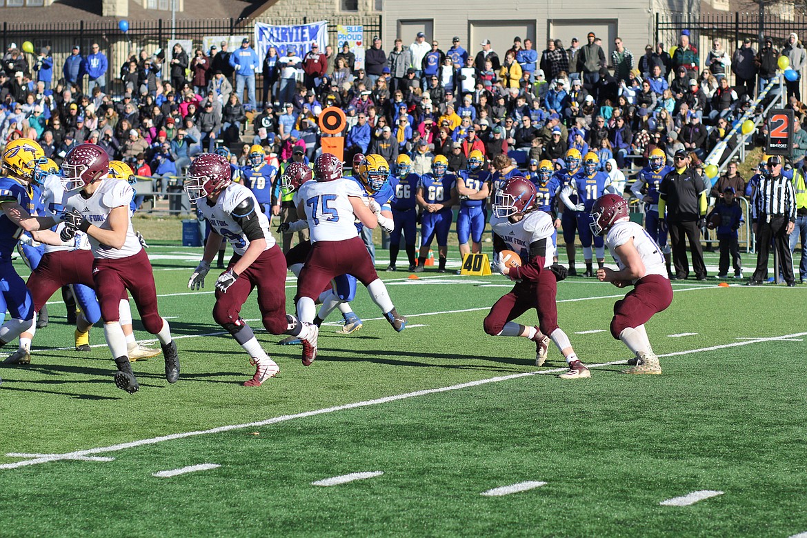 Clark Fork&#146;s Wesley Buchanan takes a handoff from quarterback Bryan Mask during Saturday&#146;s game. (Chuck Bandel/Mineral Independent)