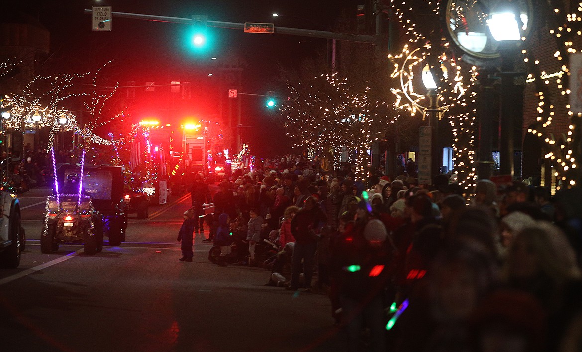 Thousands gather along the sidewalks of Sherman Avenue to watch the Holiday Parade. (LOREN BENOIT/Press)