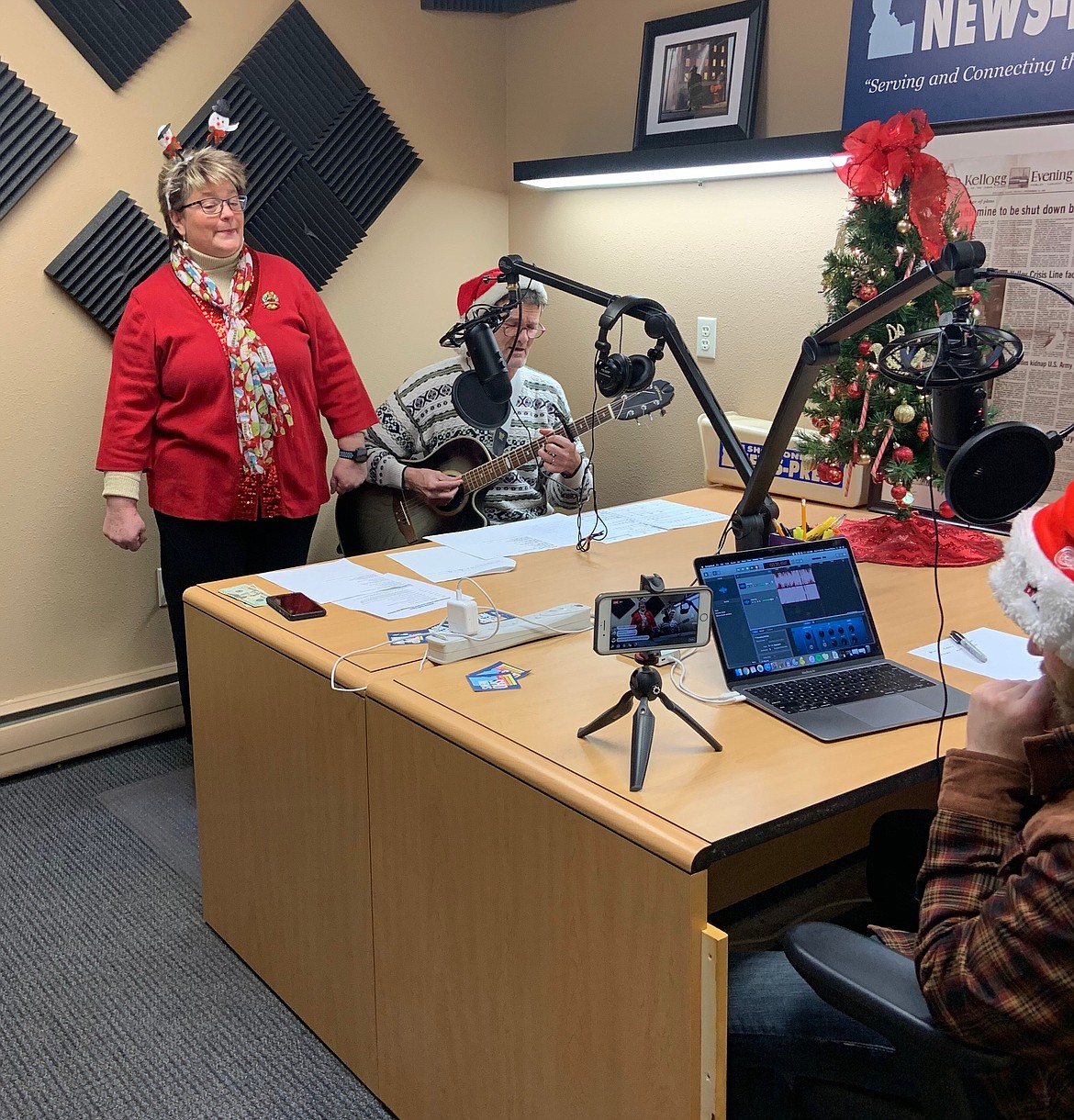 Photo by ARIANA McDONALD
The Sixth Street Theatre&#146;s Paul and Carol Roberts got in some holiday studio time at the SNP Now office.