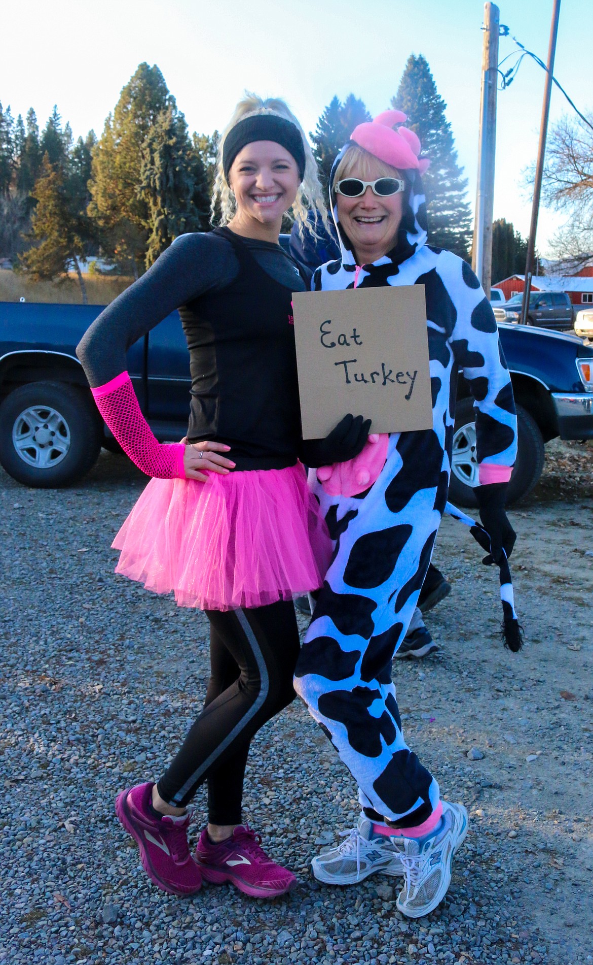 Photo by MANDI BATEMAN
Amy Reeves and Elaine Wheatley ready to head out on the annual Thanksging fun run.