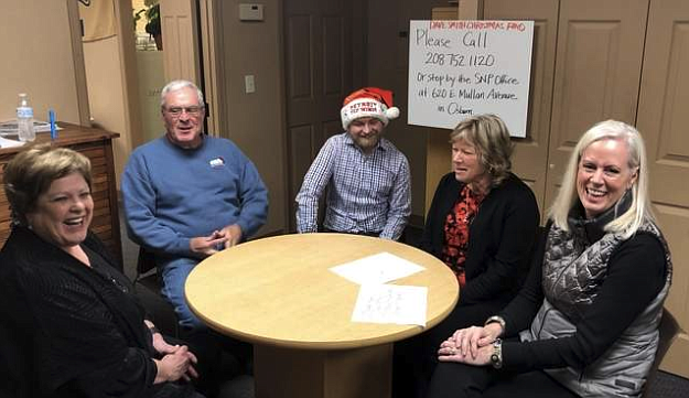 Photo by JOSH MCDONALD/
Peggy White, Mike Dexter, Chanse Watson, Tamie Lewis-Eberhard and Keri Alexander have a roundtable discussion at last year’s Dave Smith Memorial Christmas Fund Telethon held at the Shoshone News-Press.