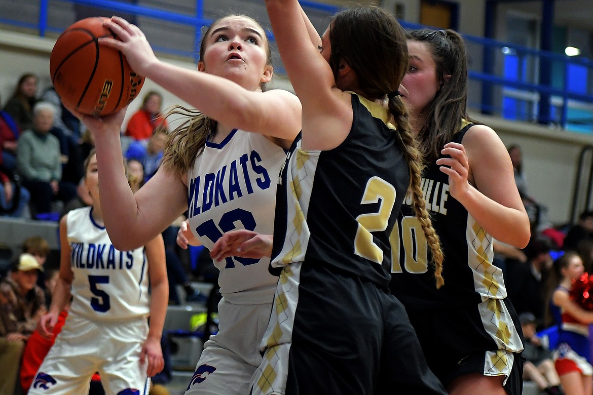 Grace Gedlaman takes the ball inside against the Yellowjackets Saturday. (Jeremy Weber photo)